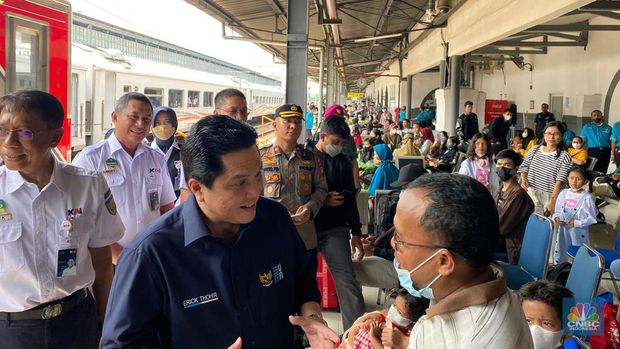 Menteri BUMN Erick Thohir melakukan kunjungan ke Stasiun Senen untuk memantau secara langsung arus mudik Lebaran Idul Fitri 2023 pada Selasa (18/4/2023). (CNBC Indonesia/Martyasari Rizky)