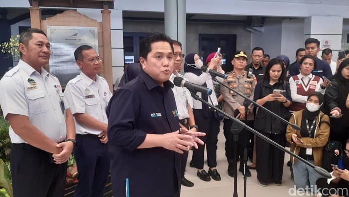 Menteri BUMN Erick Thohir saat memantau kesiapan mudik di Stasiun Senen