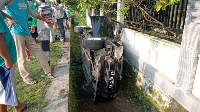 Mobil nyemplung selokan di Jalan Parangtritis, Kretek, Bantul, Selasa (18/4/2023).