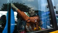 Pernyataan tim informasi junta Myanmar menyatakan pemimpin mereka, Min Aung Hlaing, telah mengampuni 3.015 tahanan... untuk memperingati Tahun Baru Myanmar, demi pikiran damai rakyat dan untuk alasan kemanusiaan. STR/AFP/Getty Images  