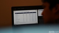 Di samping itu, Bank Mandiri juga telah melakukan pemecahan saham atau stock split dengan rasio 1:2. Semula total lembar saham Bank Mandiri mencapai 46,6 miliar dengan harga Rp 10.450 per lembar saham, menjadi Rp 5.225 per lembar saham dengan total lembar saham 93,3 miliar.
