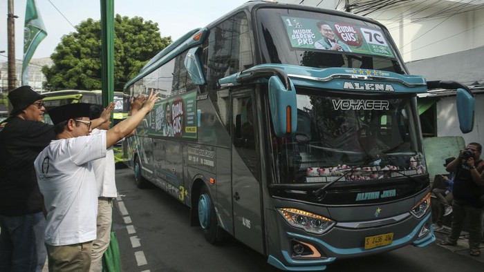 Momen Cak Imin Lepas Ribuan Pemudik di Markas PKB Ketua Umum PKB Muhaimin Iskandar atau Cak Min melepas 30 bus dalam acara mudik gratis di Kantor DPP PKB, Jakarta, Selasa (18/4/2023).
