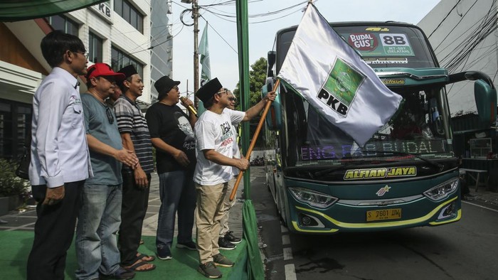 Momen Cak Imin Lepas Ribuan Pemudik di Markas PKB Ketua Umum PKB Muhaimin Iskandar atau Cak Min melepas 30 bus dalam acara mudik gratis di Kantor DPP PKB, Jakarta, Selasa (18/4/2023).