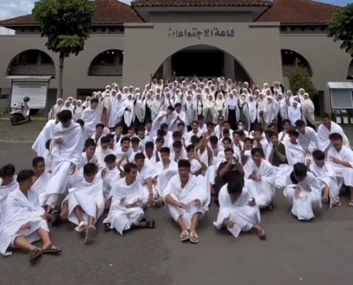 Momen ratusan santri asal Garut melakukan studi tur dan umrah ke Makkah.