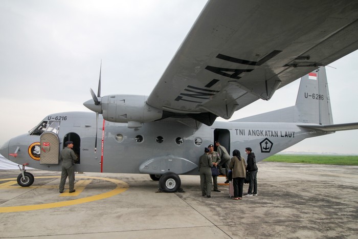Wadan Puspenerbal Laksma Bayu Alisyahbana (kiri) meninjau pemudik yang akan naik pesawat Casa C-212 milik Skuadron Udara 600 Wing Udara 2 Juanda di Base Ops TNI Lanudal Juanda, Sidoarjo, Jawa Timur, Selasa (18/4/2023). Pusat Penerbangan Angkatan Laut (Puspenerbal) TNI AL memberangkatkan 18 pemudik dengan  rute Surabaya-Jakarta dengan tema “Mudik Asyik Bareng Penerbangan TNI AL