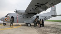 Pemudik bersiap naik ke pesawat Casa C-212 milik Skuadron Udara 600 Wing Udara 2 Juanda di Base Ops TNI Lanudal Juanda, Sidoarjo, Jawa Timur, Selasa (18/4/2023).