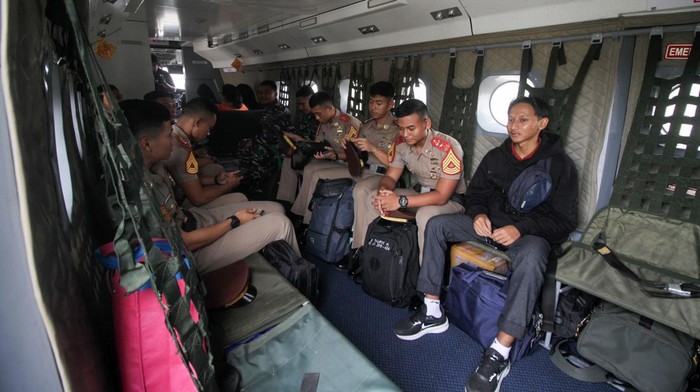 MUDIK DENGAN PESAWAT DI PUSPENERBAL JUANDA Wadan Puspenerbal Laksma Bayu Alisyahbana (kiri) meninjau pemudik yang akan naik pesawat Casa C-212 milik Skuadron Udara 600 Wing Udara 2 Juanda di Base Ops TNI Lanudal Juanda, Sidoarjo, Jawa Timur, Selasa (18/4/2023). Pusat Penerbangan Angkatan Laut (Puspenerbal) TNI AL memberangkatkan 18 pemudik dengan rute Surabaya-Jakarta dengan tema βMudik Asyik Bareng Penerbangan TNI AL