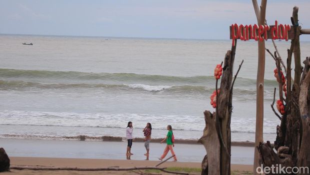 Ngabuburit di Pantai Door Pacitan
