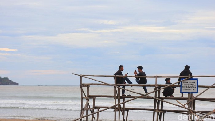 Ngabuburit di Pantai Door Pacitan