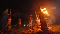Tradisi yang rutin digelar pada hari ke 27 bulan Ramadhan tersebut dikenal dengan Nujuh Likur atau Ronjok Sayak yang dimaksudkan untuk menyambut Hari Raya Idul Fitri atau 1 Syawal.