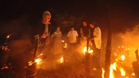 Warga membakar lujuk atau batok kelapa sebagai salah satu tradisi untuk berpisah dengan bulan Ramadhan di halaman Masjid Agung Baitul Falihin, Kabupaten Seluma, Provinsi Bengkulu, Senin (17/4/2023).