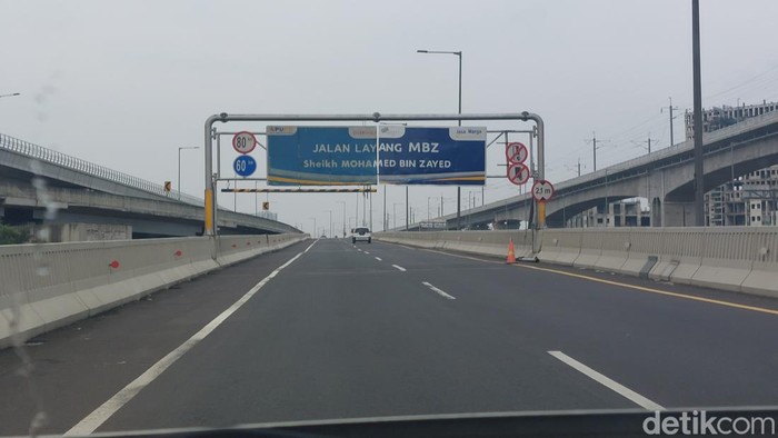 One way diterapkan di Tol Cipali hingga Kalikangkung untuk memperlancar arus mudik 2023. Lalin di Tol Layang MBZ arah Cikampek terpantau lancar sore ini. (Rumondang N/detikcom)