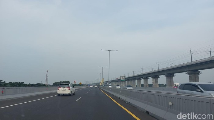 One way diterapkan di Tol Cipali hingga Kalikangkung untuk memperlancar arus mudik 2023. Lalin di Tol Layang MBZ arah Cikampek terpantau lancar sore ini. (Rumondang N/detikcom)