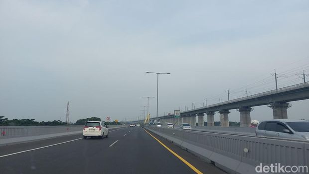 One way diterapkan di Tol Cipali hingga Kalikangkung untuk memperlancar arus mudik 2023. Lalin di Tol Layang MBZ arah Cikampek terpantau lancar sore ini. (Rumondang N/detikcom)