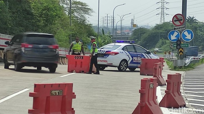 Persiapan oneway tol Kalikangkung.