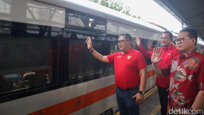 PDIP Lepas Keberangkatan Pemudik dengan Kereta Api DPP PDI Perjuangan (PDIP) melepas keberangkatan Kereta Api Kertajaya dengan rute Jakarta-Semarang-Surayaba di Stasiun Senen, Kecamatan Senen, Jakarta Pusat, Selasa (18/4/2023) sore.