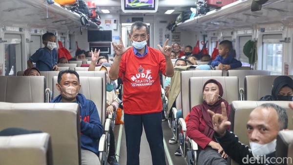 PDIP Lepas Keberangkatan Pemudik dengan Kereta Api