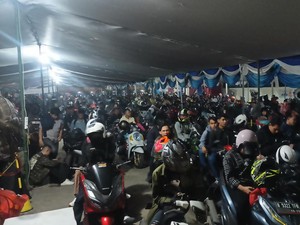 Pelabuhan Ciwandan Mulai Dipadati Pemudik Motor Malam Ini