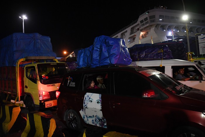 Pelabuhan Merak dan Pelabuhan Ciwandan, Banten, dipadati pemudik yang akan menyeberang. Begini potretnya.