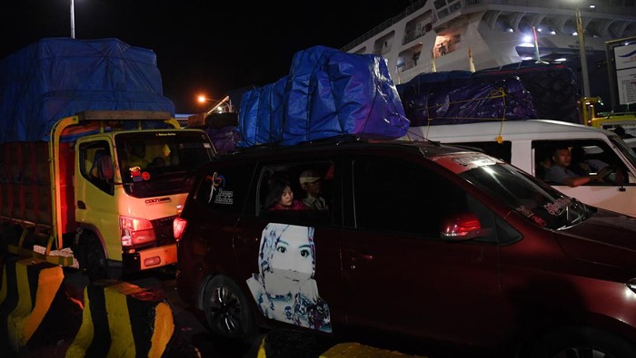 Pelabuhan Merak dan Ciwandan Dipadati Pemudik, Begini Potretnya! Pelabuhan Merak dan Pelabuhan Ciwandan, Banten, dipadati pemudik yang akan menyeberang. Begini potretnya.
