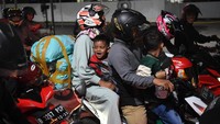 Pemudik bersepeda motor antre menaiki KMP Elvina di Pelabuhan Ciwandan, Banten, Senin (17/4/2023).