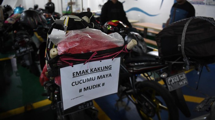 Pelabuhan Merak dan Pelabuhan Ciwandan, Banten, dipadati pemudik yang akan menyeberang. Begini potretnya.