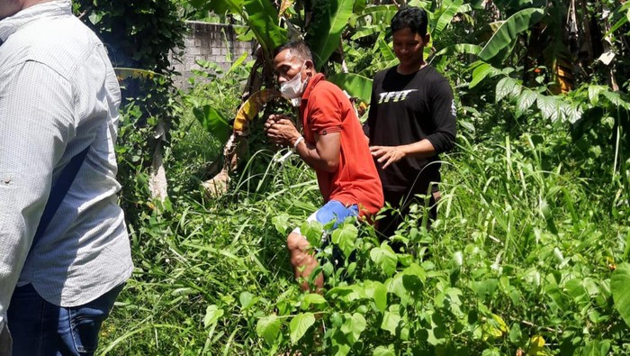 pelaku I Made Mudiartana (baju oranye) saat memperagakan aksinya ketika melakukan pencurian di Banjar Dinas Gede, Kelurahan Subagan, Karangasem. (istimewa)