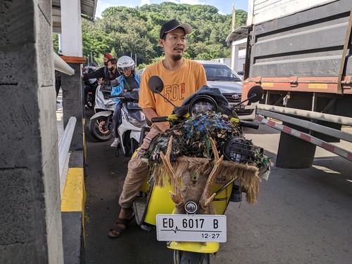 Pemudik asal Banyuwangi berangkat dari Sumba pakai Vespa bawa perlengkapan masak, Selasa (18/4/2023). Foto: Ahmad Viqi/detikBali.