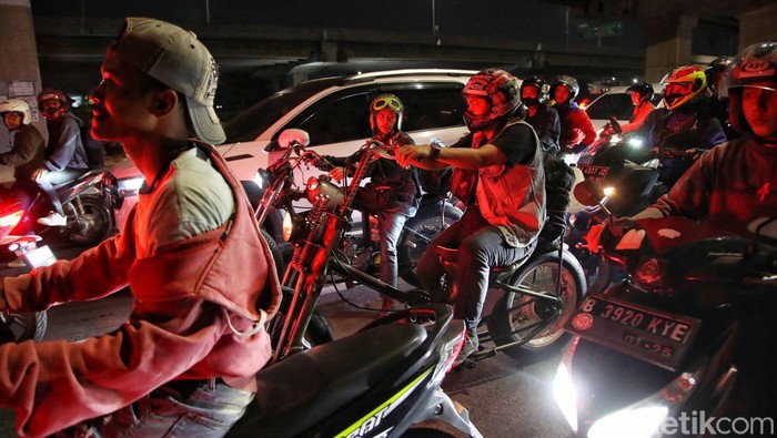 Ratusan pemudik motor melintasi Jalan Raya Kalimalang, Duren Sawit, Jakarta timur, Selasa (18/4/2023).