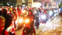 Jalan ini memang menjadi jalur mudik yang kerap digunakan para pesepeda motor.