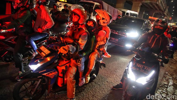 Pemudik Motor Mulai Padati Jalan Raya Kalimalang Ratusan pemudik motor melintasi Jalan Raya Kalimalang, Duren Sawit, Jakarta timur, Selasa (18/4/2023).