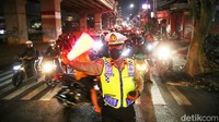Petugas lapangan juga memprediksikan bahwa puncak pemudik di Jalan Raya Kalimalang mungkin bisa terjadi pada malam hari ini karena telah dimulai cuti bersama Lebaran.  