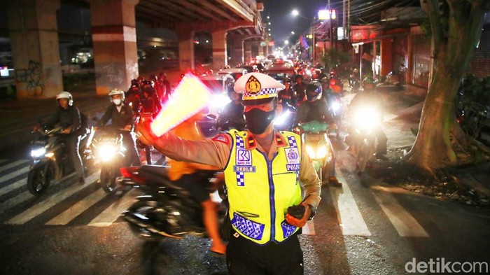 Ratusan pemudik motor melintasi Jalan Raya Kalimalang, Duren Sawit, Jakarta timur, Selasa (18/4/2023).