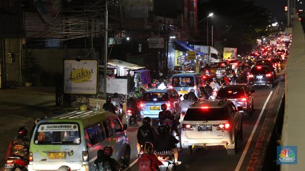 Pemudik sepeda motor mulai memadati Jalan Kalimalang Jakarta TImur pada (18/04/2023) malam. (CNBC Indonesia/Tias Budiarto)
