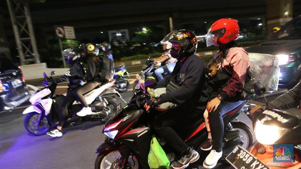 Pemudik sepeda motor mulai memadati Jalan Kalimalang Jakarta TImur pada (18/04/2023) malam. (CNBC Indonesia/Tias Budiarto)