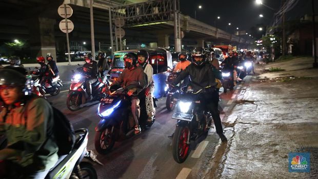 Pemudik sepeda motor mulai memadati Jalan Kalimalang Jakarta TImur pada (18/04/2023) malam. (CNBC Indonesia/Tias Budiarto)