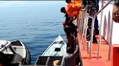 Pumudik lebaran yang terombang ambing tujuh jam di laut akibat kapal mati mesin dievakuasi dengan selamat ke kapal milik Tim SAR, Selasa (18/4/2023).