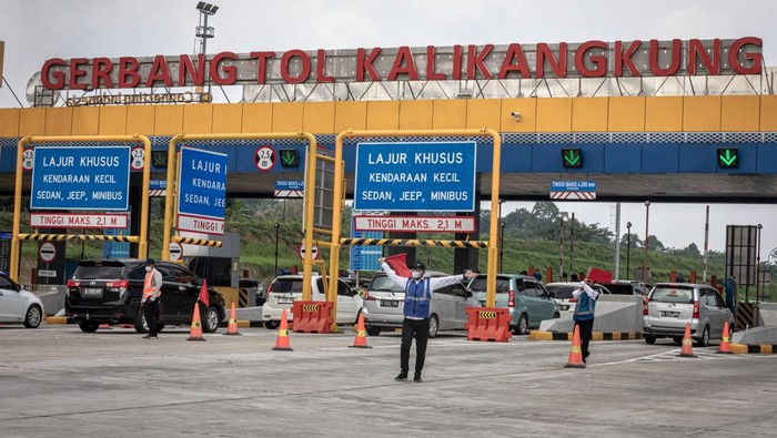 Petugas mengarahkan jalur kendaraan roda empat saat persiapan pemberlakuan satu arah atau one way di Gerbang Tol Kalikangkung, Semarang, Jawa Tengah, Selasa (18/4/2023). Kementerian Perhubungan bersama Korlantas Polri mulai menerapkan sistem satu arah dari km 72 GT Cikampek Utma hingga km 414 (GT Kalikangkung) pada Selasa (18/4) pukul 14:00 WIB - 24:00 dan penyesuaian waktu pada 19-21 April 2023 WIB guna memperlancar lonjakan arus mudik Lebaran dari arah barat atau Jakarta. ANTARA FOTO/Aji Styawan/tom.