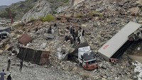 Sedikitnya 10 hingga 15 truk dengan puluhan orang tertimbun tanah di lokasi tersebut.  
