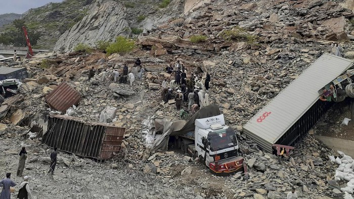 Penampakan Tanah Longsor di Pakistan Akibat Badai Petir Tanah longsor melanda jalan raya utama Torkham di barat laut Pakistan. Sedikitnya 10 hingga 15 truk dengan puluhan orang tertimbun tanah.