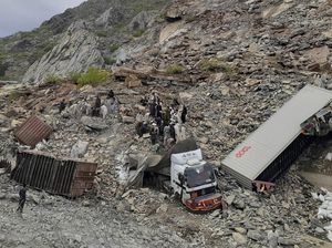 Badai Dahsyat di Pakistan Bikin Belasan Truk Tertimbun Longsor