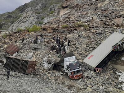 Badai Dahsyat di Pakistan Bikin Belasan Truk Tertimbun Longsor