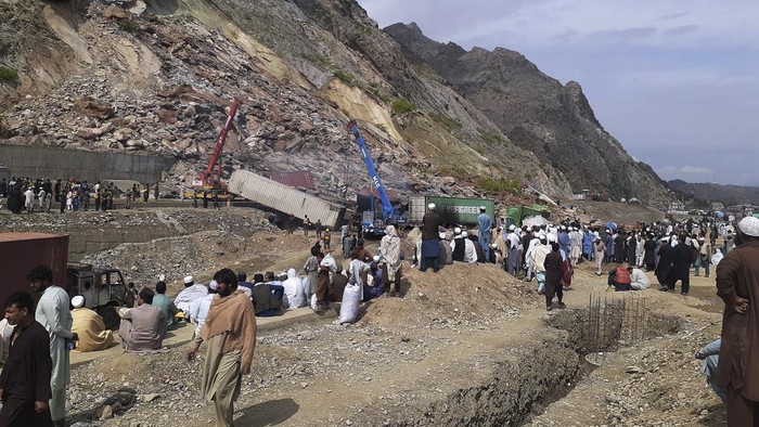 Tanah longsor melanda jalan raya utama Torkham di barat laut Pakistan. Sedikitnya 10 hingga 15 truk dengan puluhan orang tertimbun tanah.