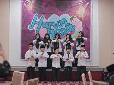 Penampilan spesial dari anak-anak pondok pesantren.