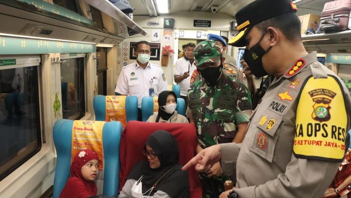 Pengecekan polisi di Stasiun Gambir (dok istimewa)