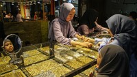 Menurut pedagang, penjualan perhiasan emas menjelang Lebaran meningkat 90 persen dibandingkan tahun lalu serta diprediksi akan terus mengalami kenaikan pada H-2 Lebaran.