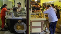 Pedagang melayani calon pembeli perhiasan emas di sebuah toko emas, Pasar Besar, Palangka Raya, Kalimantan Tengah, Selasa (18/4/2023).