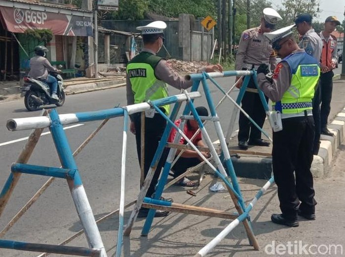 Personel Sat Lantas Polres Klaten menutup celah median jalan Jogja-Solo di Klaten, Selasa (18/4/2023).