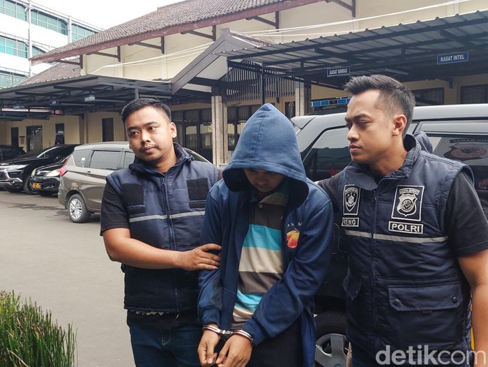 Personel Satreskrim Polres Cimahi Mengamankan Pembacok Ketua DKM di KBB