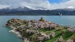 Pesona Pulau Kecil di Danau Van Turki, Ada Gereja Antik
